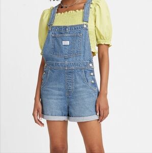 Levi's women's shortall size Small